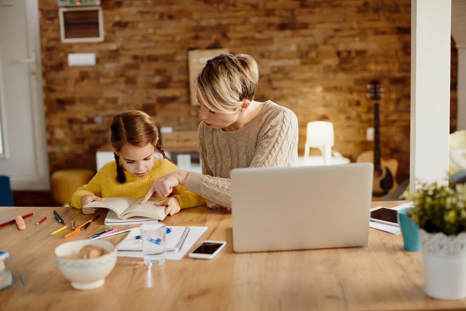 Edukacja domowa – na czym polega? Jak zacząć nauczanie domowe? Zalety i wady domowego nauczania