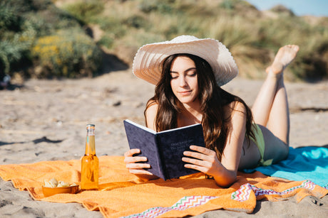 Co czytać na plaży 2025? Najlepsze letnie książkowe rekomendacje