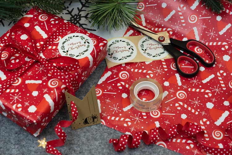 Papier prezentowy świąteczny czerwony CZAPKA MIKOŁAJA