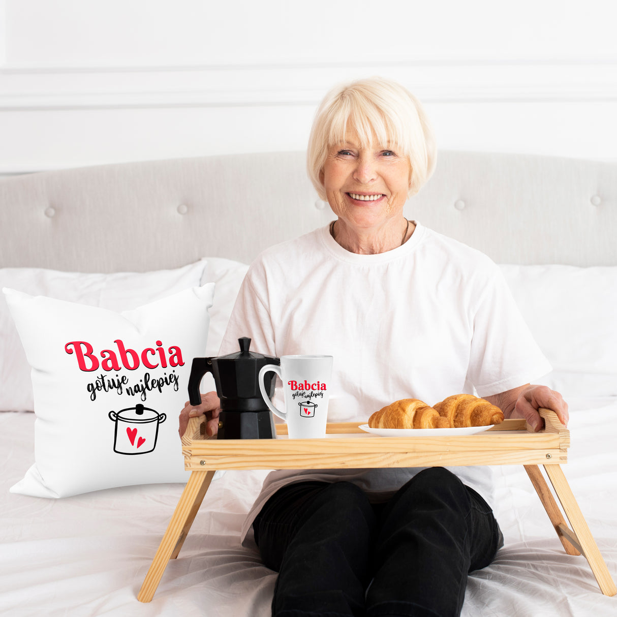 Zestaw Fartuch,Kubek,Poduszka Babcia gotuje Najlepiej Prezent na Dzień Babci