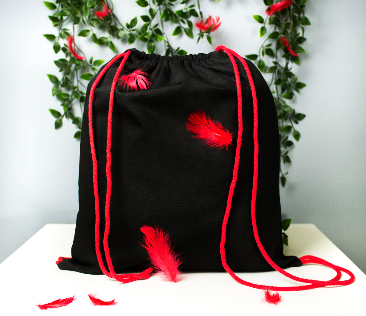 Worek czarny - czerwone sznurki 34x40 220 g/m2