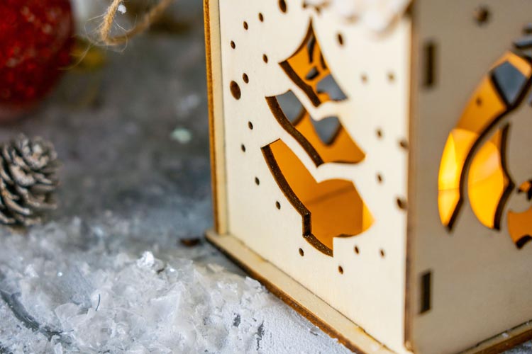 Drewniany lampion świąteczny domek led