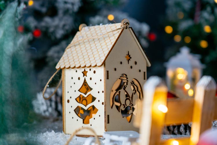 Drewniany lampion świąteczny domek led