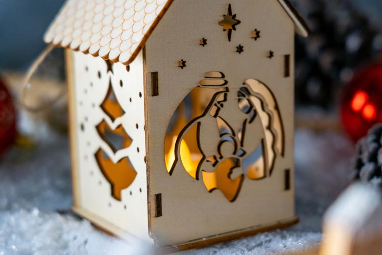 Drewniany lampion świąteczny domek led