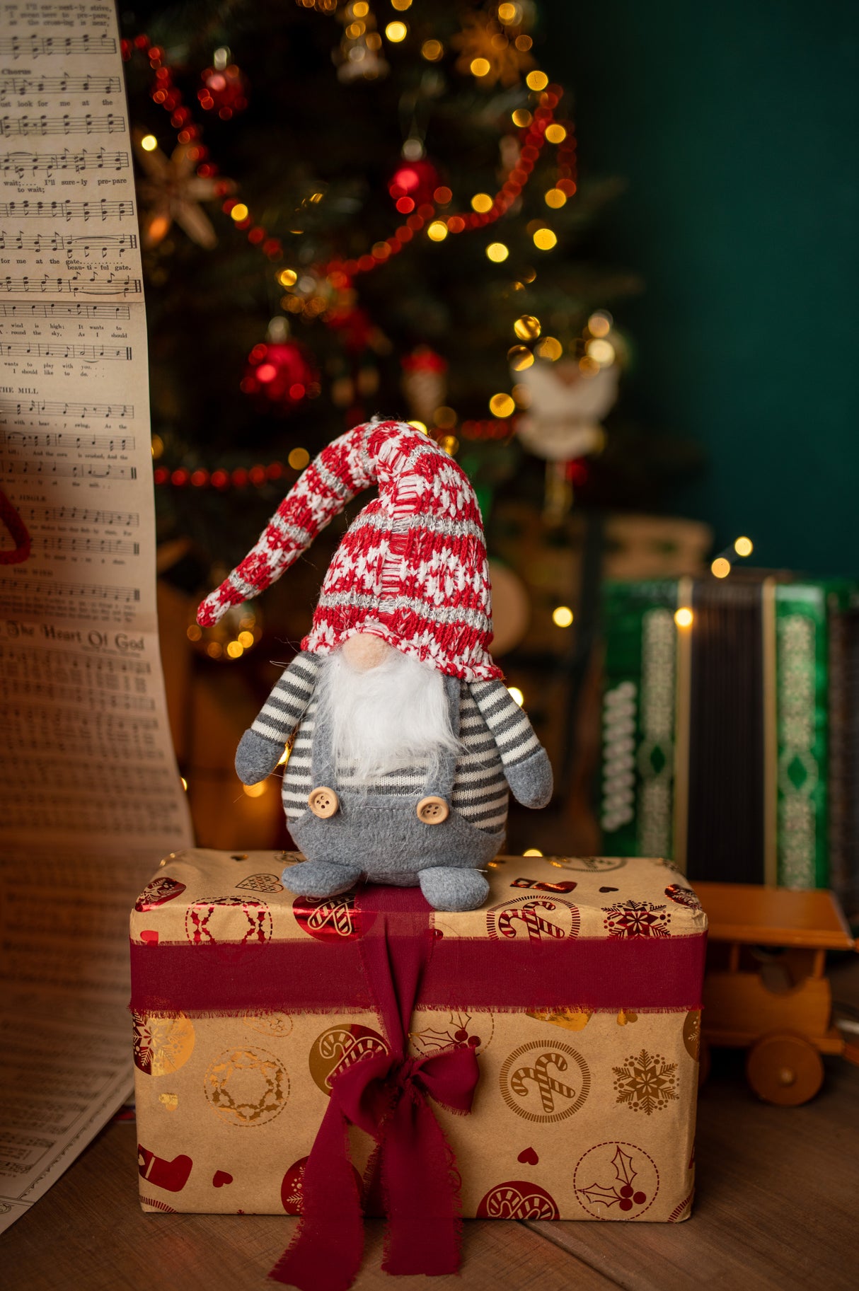 Świąteczny skrzat z brodą Szary 42cm