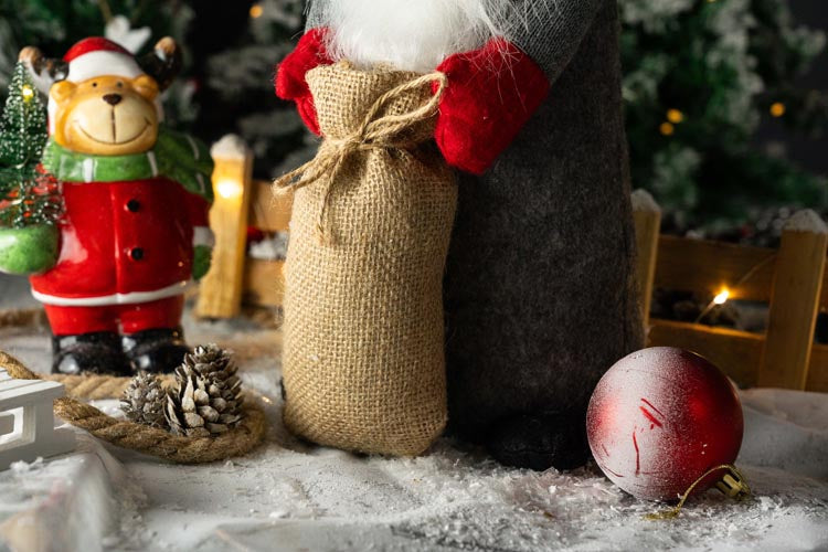 Gnom świąteczny z workiem CZERWONA CZAPKA