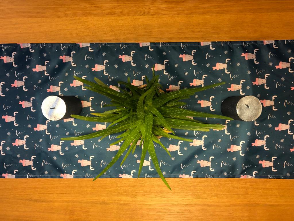 Bieżnik poliestrowy świąteczny RENIFER W SZALIKU 45x155cm