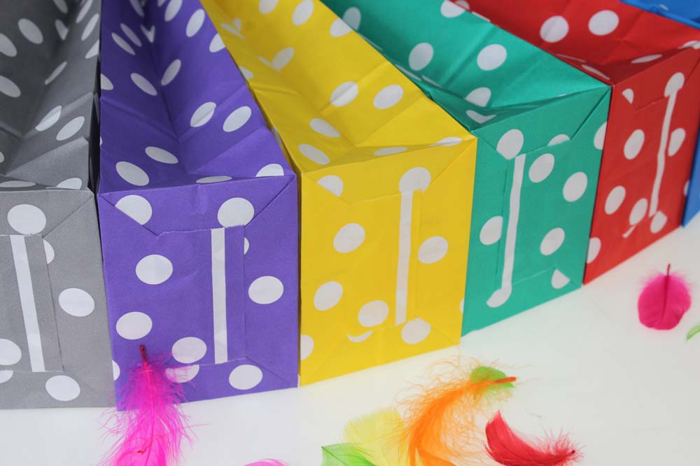 Torba papierowa klockowa 100x70x280mm w groszki + kolorowe naklejki Hug Kiss Love