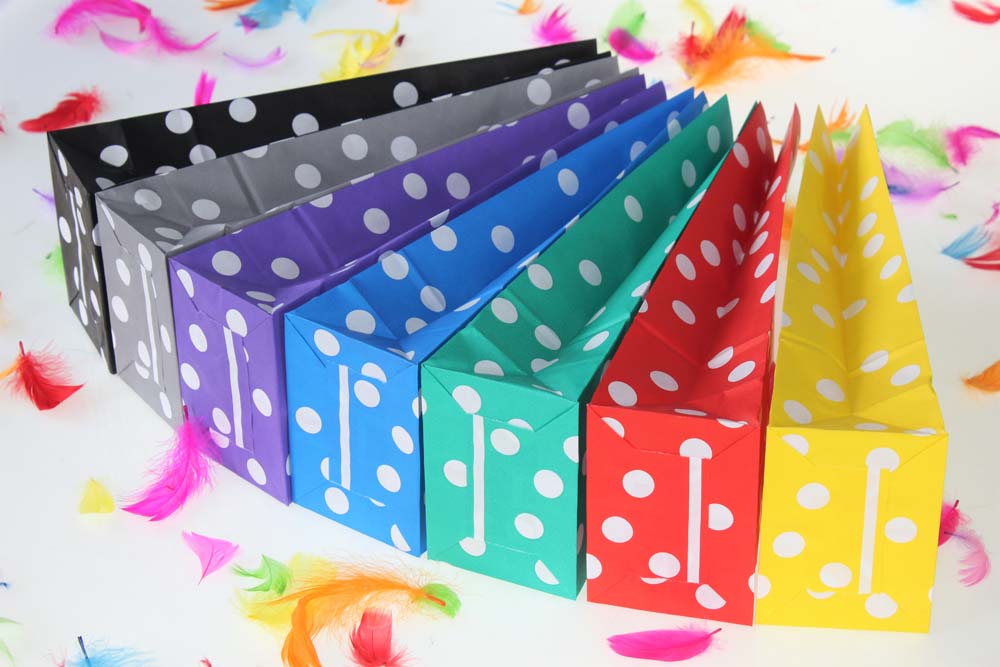 Torba papierowa klockowa 100x70x280mm w groszki + kolorowe naklejki Hug Kiss Love