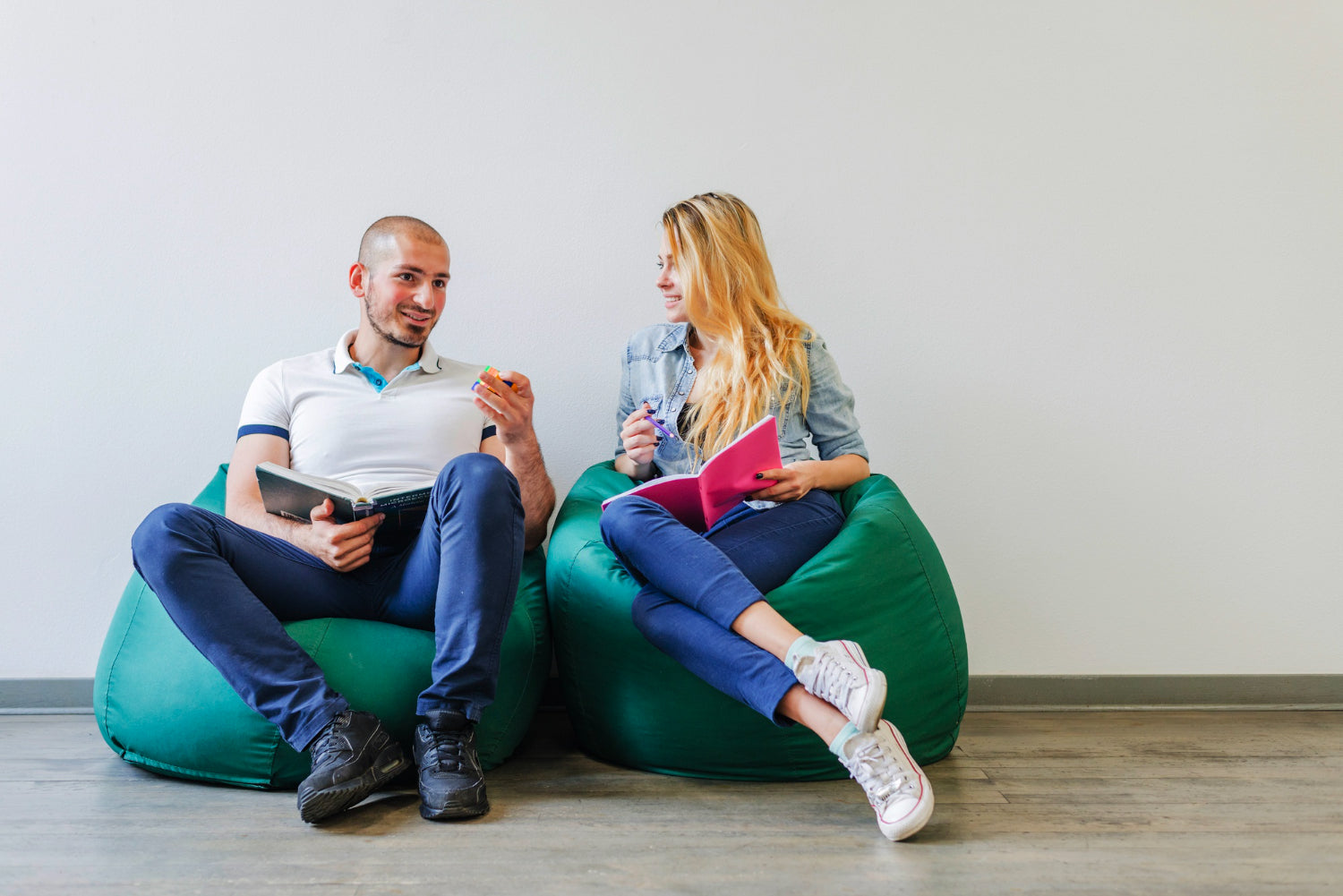 Wiosenna metamorfoza salonu z wykorzystaniem pufy