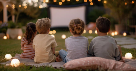 Nocne kino na pufie. Jak zorganizować dzieciom magiczny wieczór w ogrodzie?