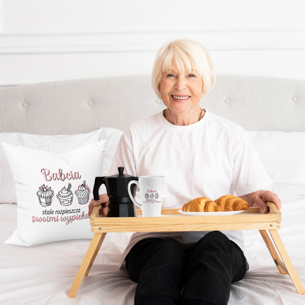 Zestaw Fartuch,Kubek,Poduszka Babcia Rozpieszcza Wypiekami Prezent na Dzień Babci