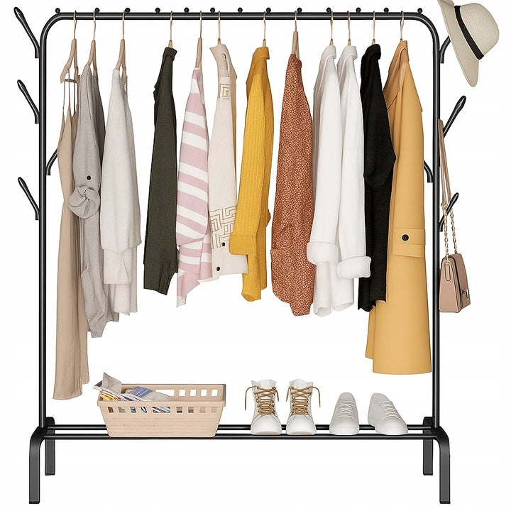 Czarny metalowy stojak na ubrania