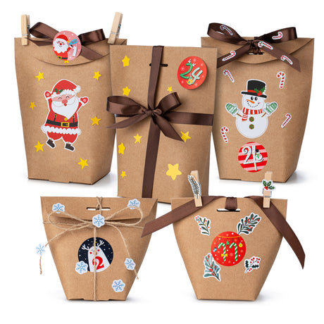 Pudełkowy kalendarz adwentowy z naklejkami świątecznymi