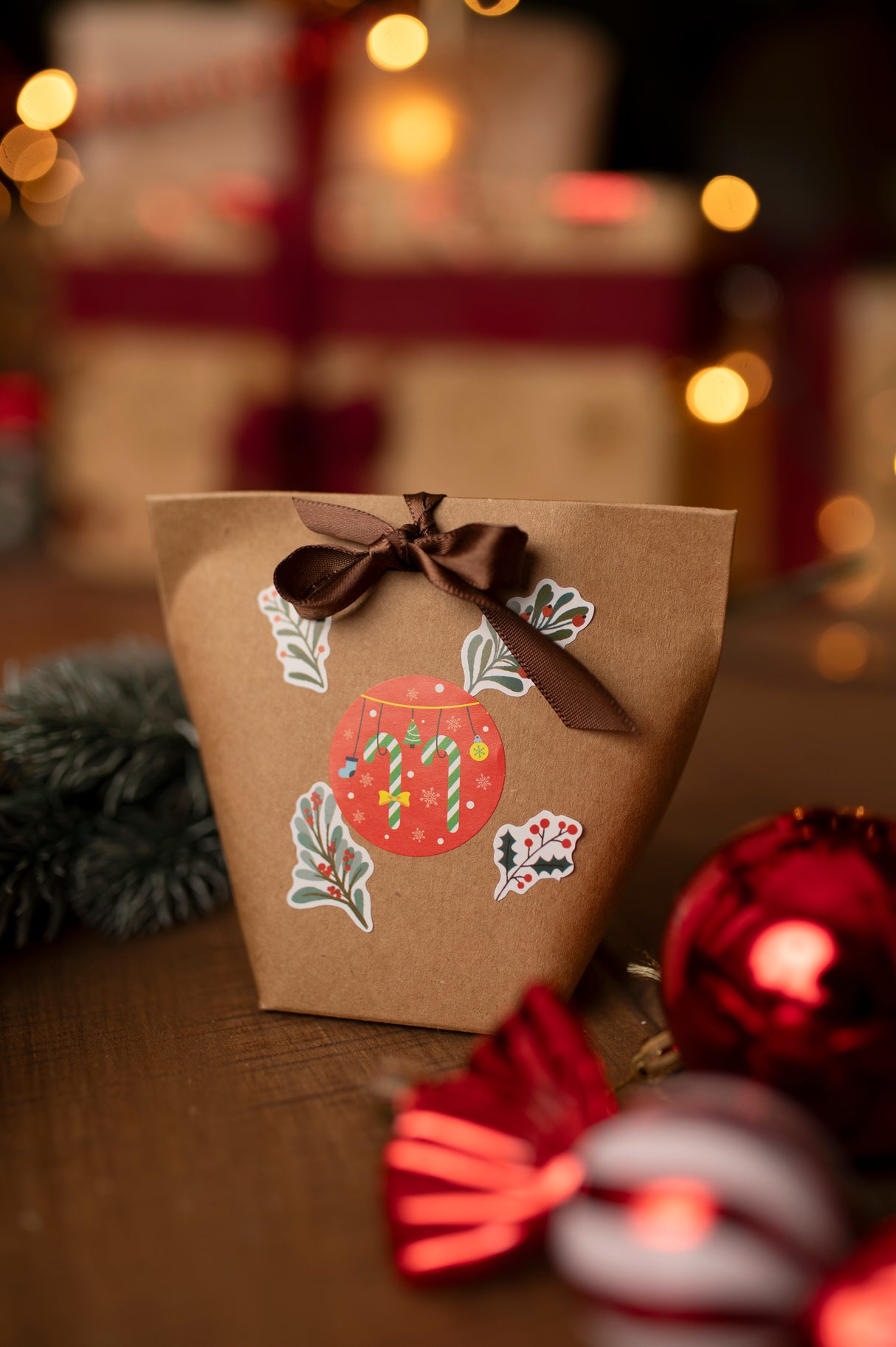 Pudełkowy kalendarz adwentowy z naklejkami świątecznymi