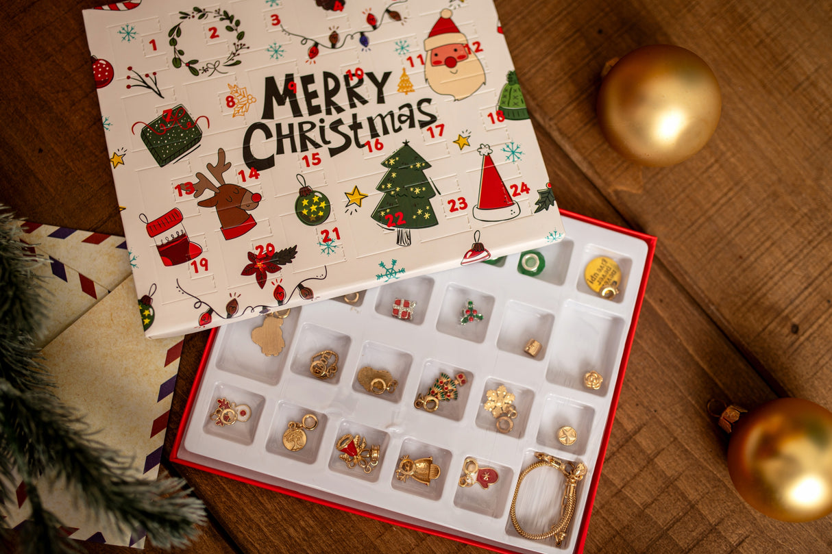 Kalendarz Adwentowy z zestawem bransoletek z zawieszkami
