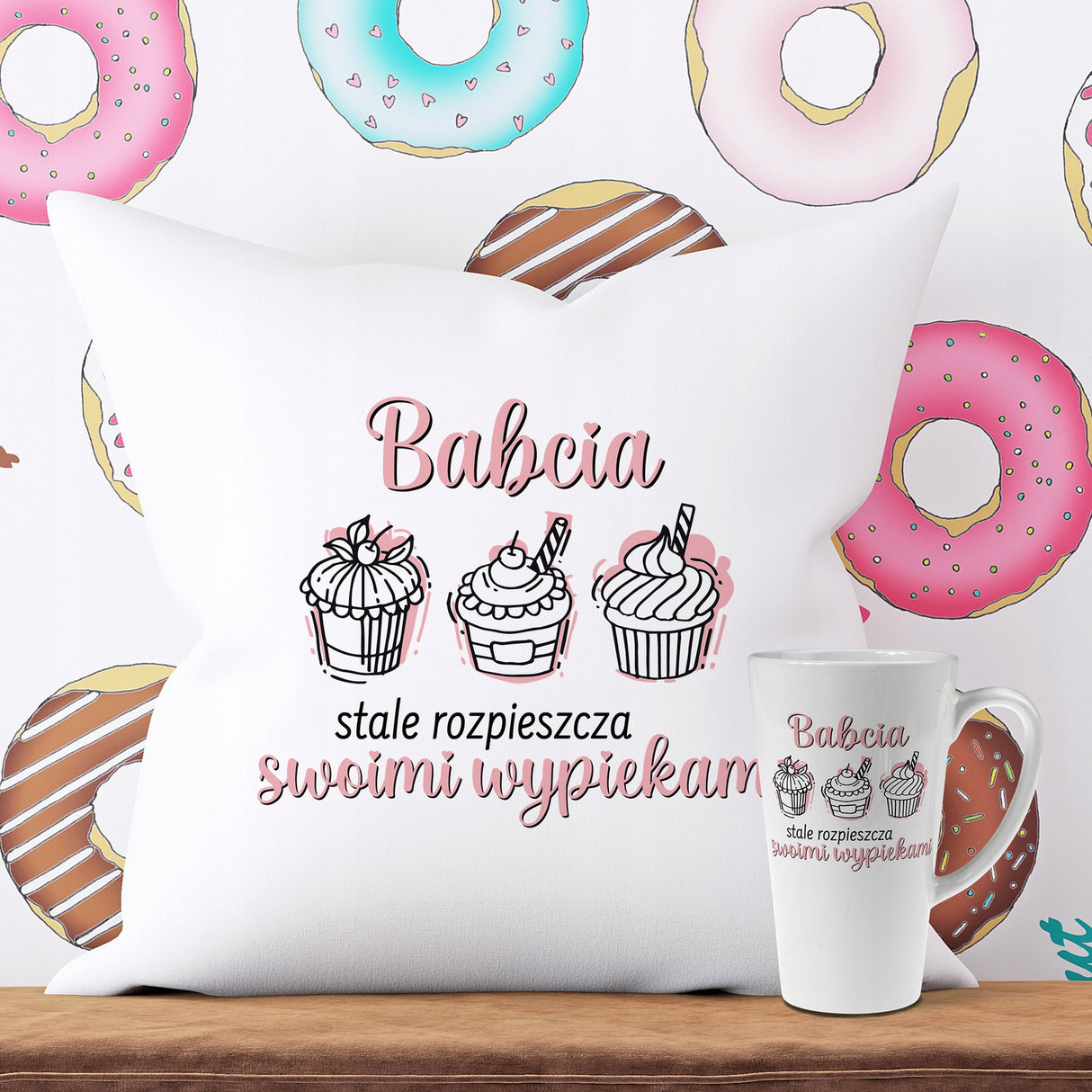 Zestaw Fartuch,Kubek,Poduszka Babcia Rozpieszcza Wypiekami Prezent na Dzień Babci